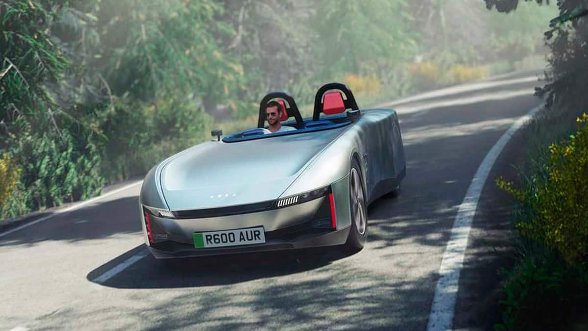 carro andando em estrada no meio da floresta