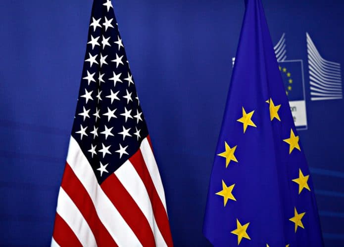 Bandeiras da União Europeia e Estados Unidos