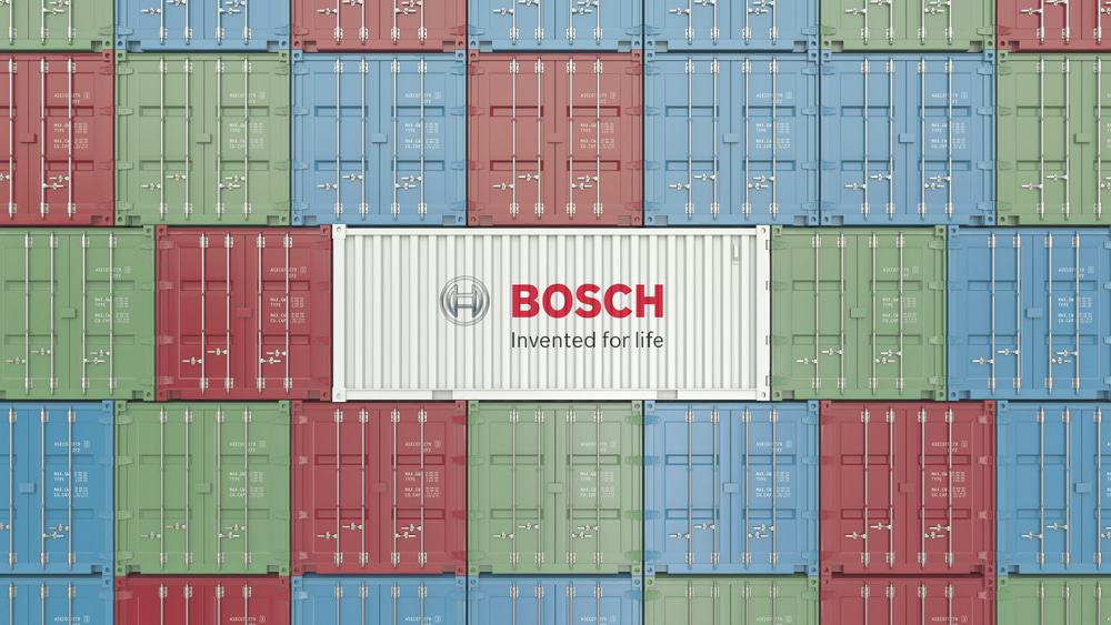 Imagem mostra um contêiner com o logo da Bosch, em meio a diversos outros sem marca