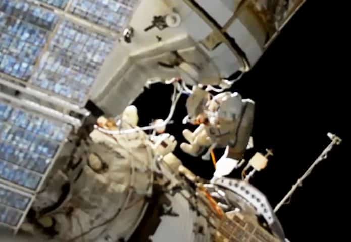 caminhada-espacial-russa-695x480
