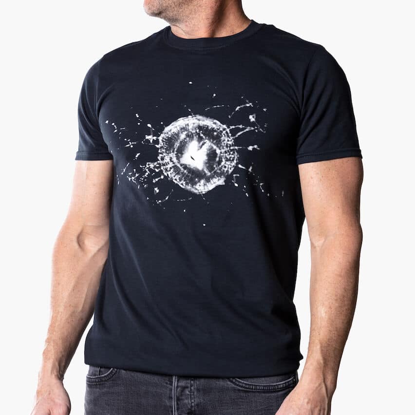 camiseta vendida na loja da Tesla homenageando a rachadura no vidro da Cybertruck