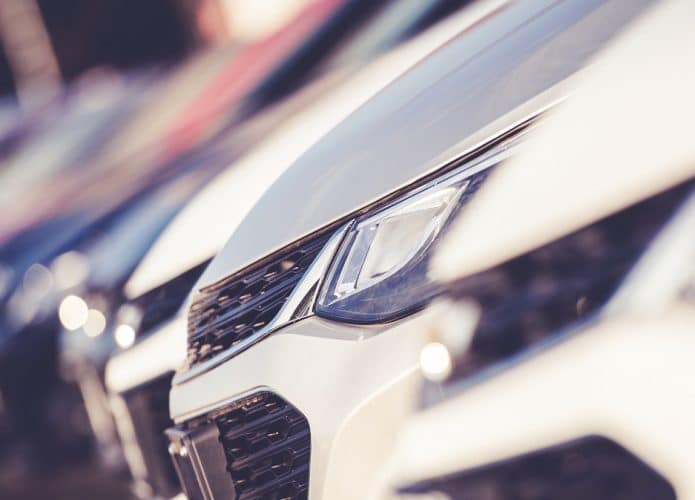 Imagem-conceito para carros de luxo em fila