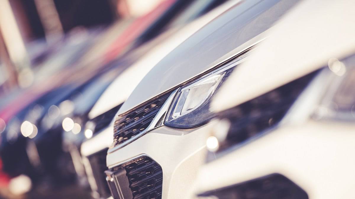 Imagem-conceito para carros de luxo em fila