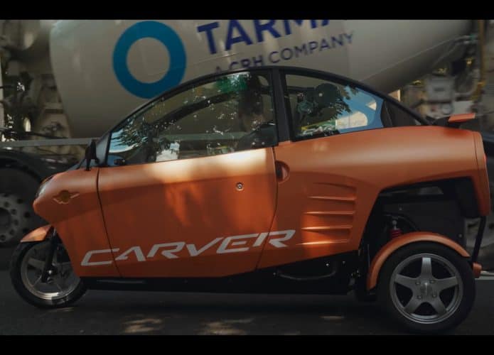 comparando o Carver com um caminão que está passando ao lado do veículo