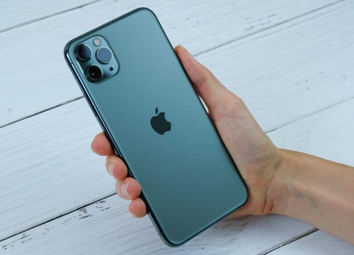 pessoa segurando o celular apple iphone 11 pro max