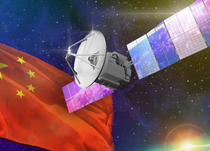 Ilustração mostra um satélite flutuando ao lado da bandeira chinesa no espaço