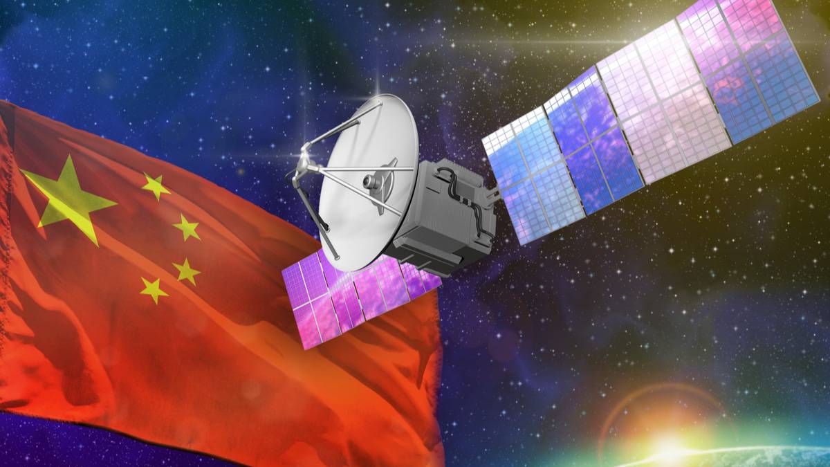 Ilustração mostra um satélite flutuando ao lado da bandeira chinesa no espaço