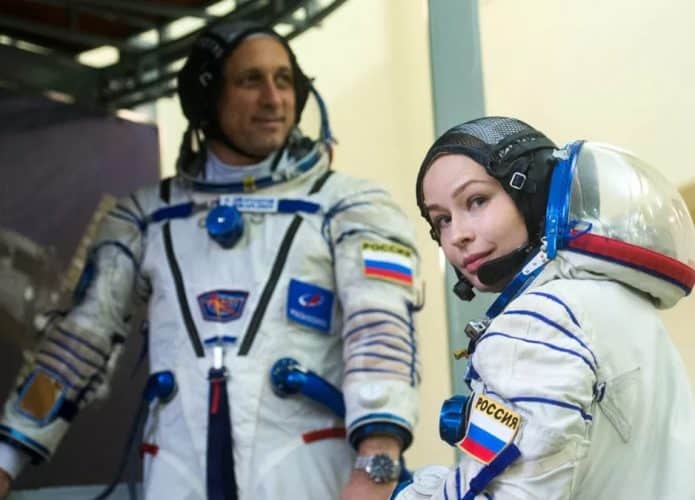 Cineastas russos vestindo trajes de cosmonauta