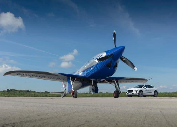 aeronave da Rols-Royce junto com um carro da empresa