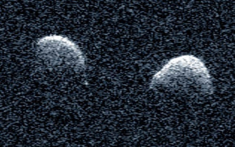 Imagem de radar produzida pelo telescópio de Arecibo mostra o cometa binário descoberto por brasileiros