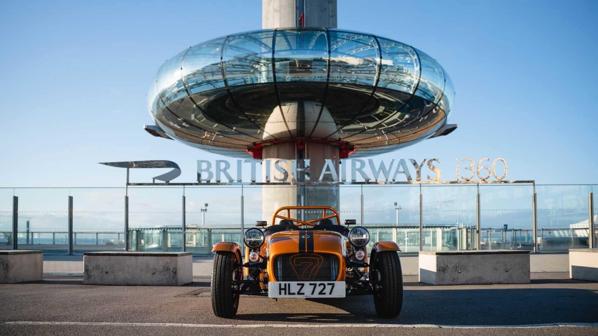 Um modelo do Seven 170 em frente ao mirante British Airway i360, onde será instalada a concessionária mais alta do mundo