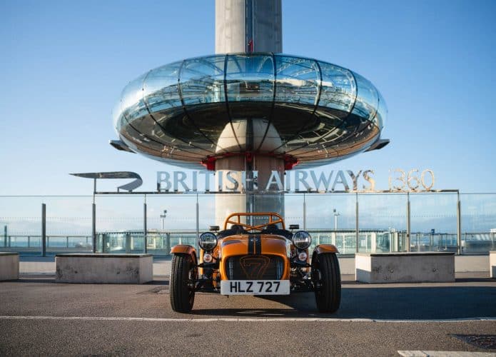 Um modelo do Seven 170 em frente ao mirante British Airway i360, onde será instalada a concessionária mais alta do mundo