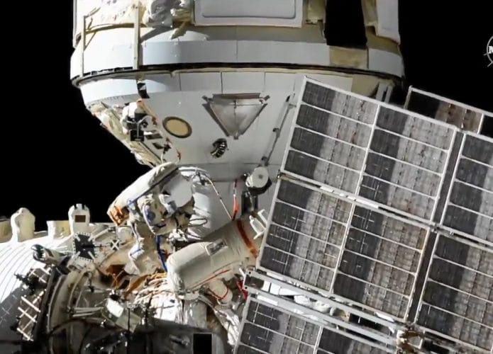 Cosmonautas russos começaram ontem (3/9) a conectar o módulo Nauka à ISS