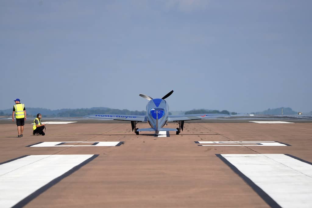 avião na pista