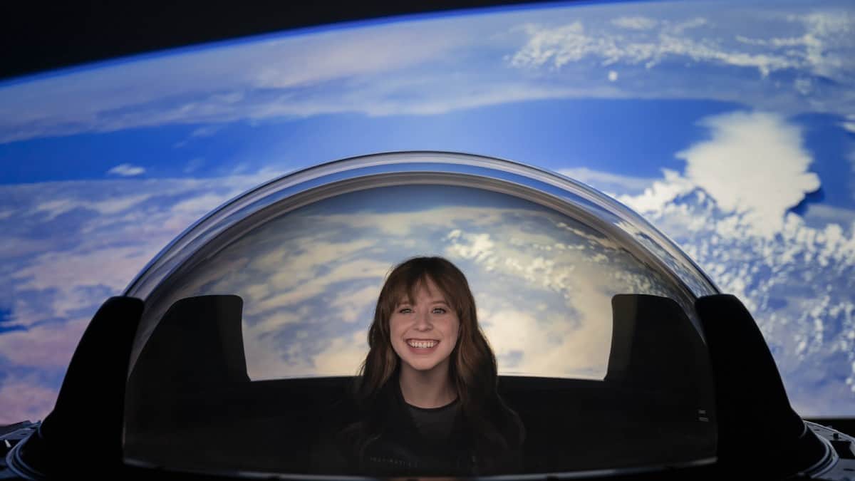 Imagem mostra uma astronauta civil interagindo com a 