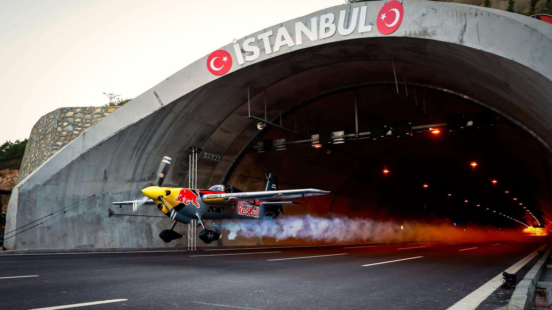 Avião voa através de túnel