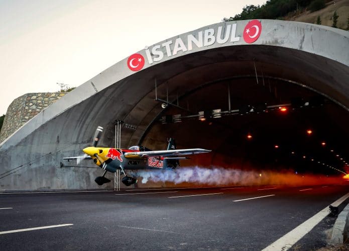 Avião voa através de túnel