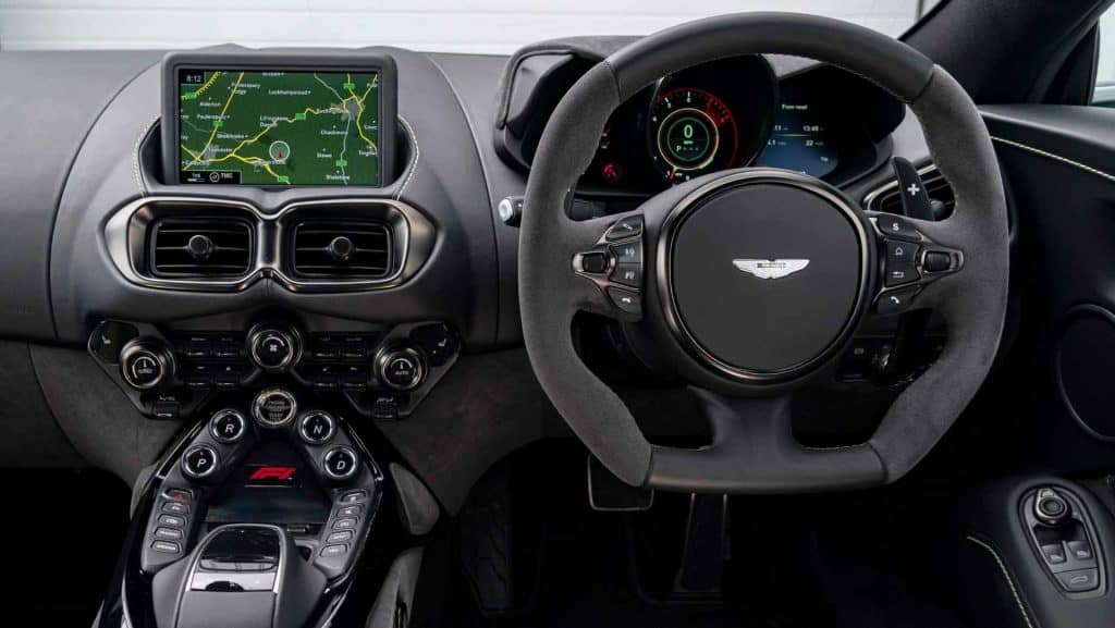 por dentro do Aston Martin Vantage F1