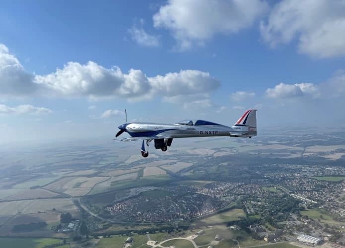 Avião elétrico da Rolls-Royce cruzando os ares ingleses