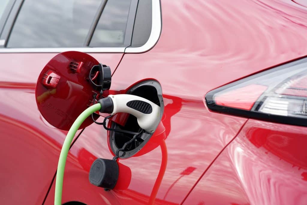 Com estradas dotadas de carregamento sem fio, menor seria a necessidade de estações para carga de bateria de carros elétricos