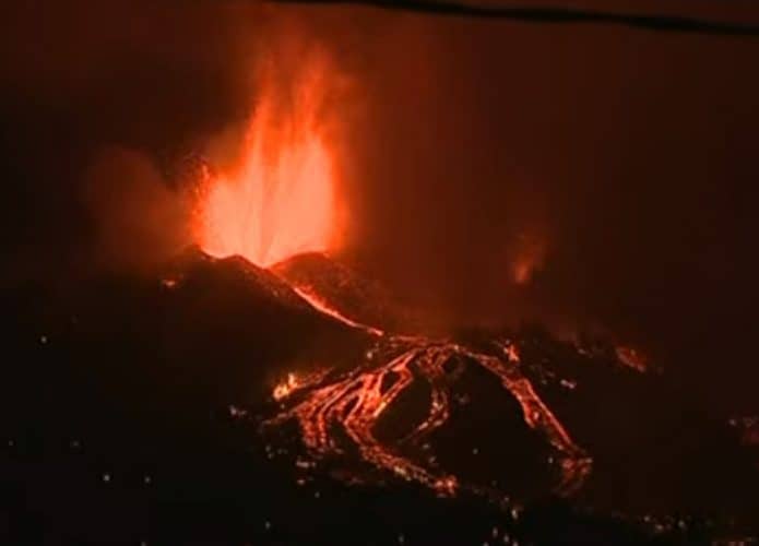 Foto mostra a erupção do vulcão Cumbre Vieja, nas Ilhas Canárias