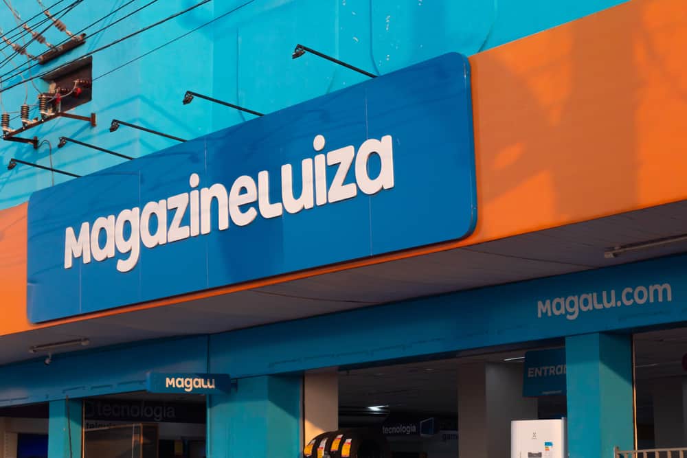 Fachada com a logomarca do Magazine Luiza, ou Magalu, uma das maiores empresas varejistas do Brasil