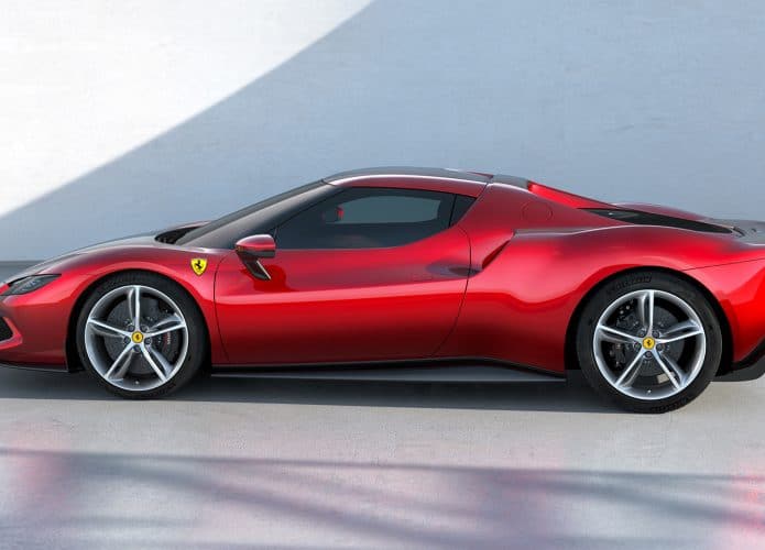 Ferrari 296 GTB. Futuros carros da Ferrari poderão monitorar temperatura do corpo dos motoristas, diz patente