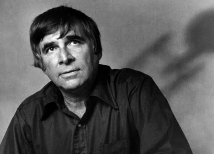 Imagem em preto e branco mostra Gene Roddenberry, criador da série 