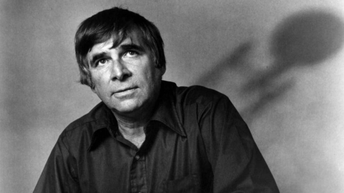 Imagem em preto e branco mostra Gene Roddenberry, criador da série 