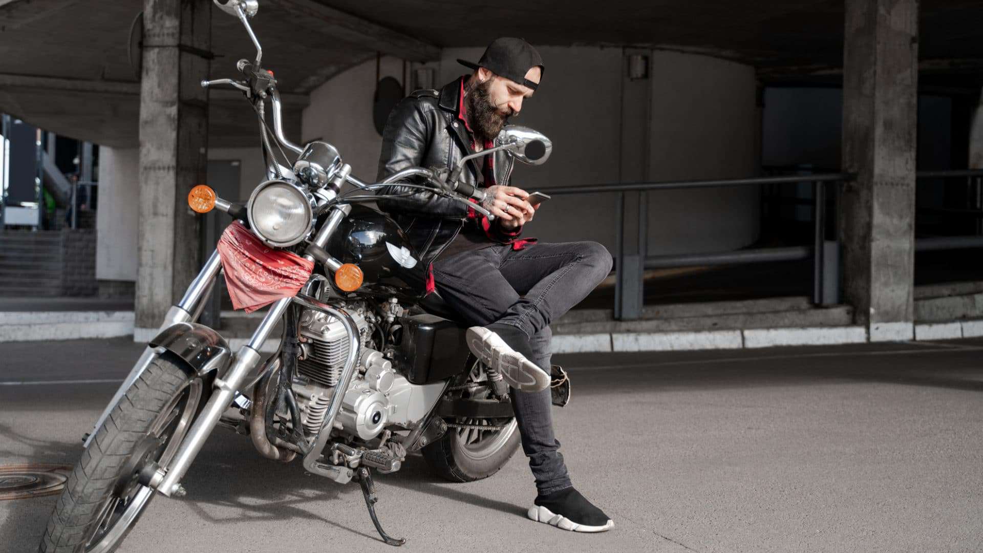 Homem numa motocicleta com iPhone