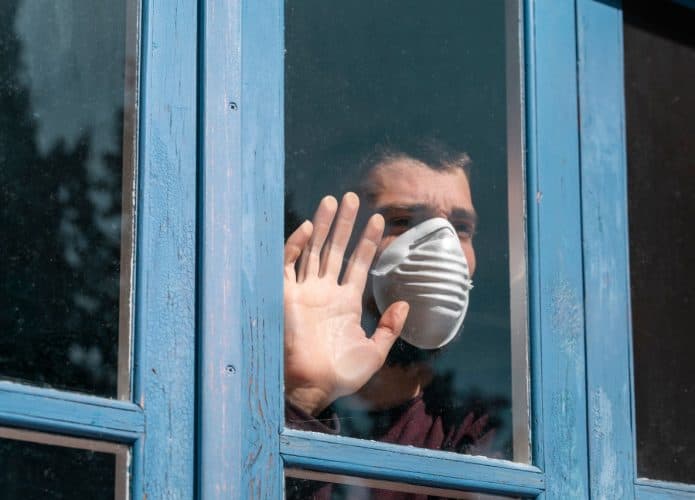 homem usa máscara para se proteger do coronavírus