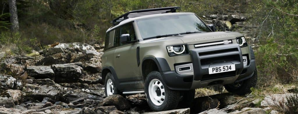 Land Rover enfrentando tereno de pedras