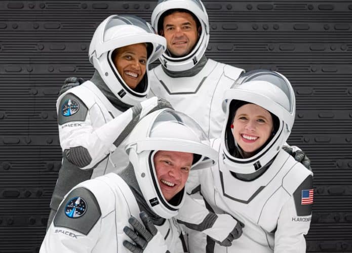 Imagem dos quatro tripulantes da missão Insiration4. da SpaceX, já em seus trajes espaciais
