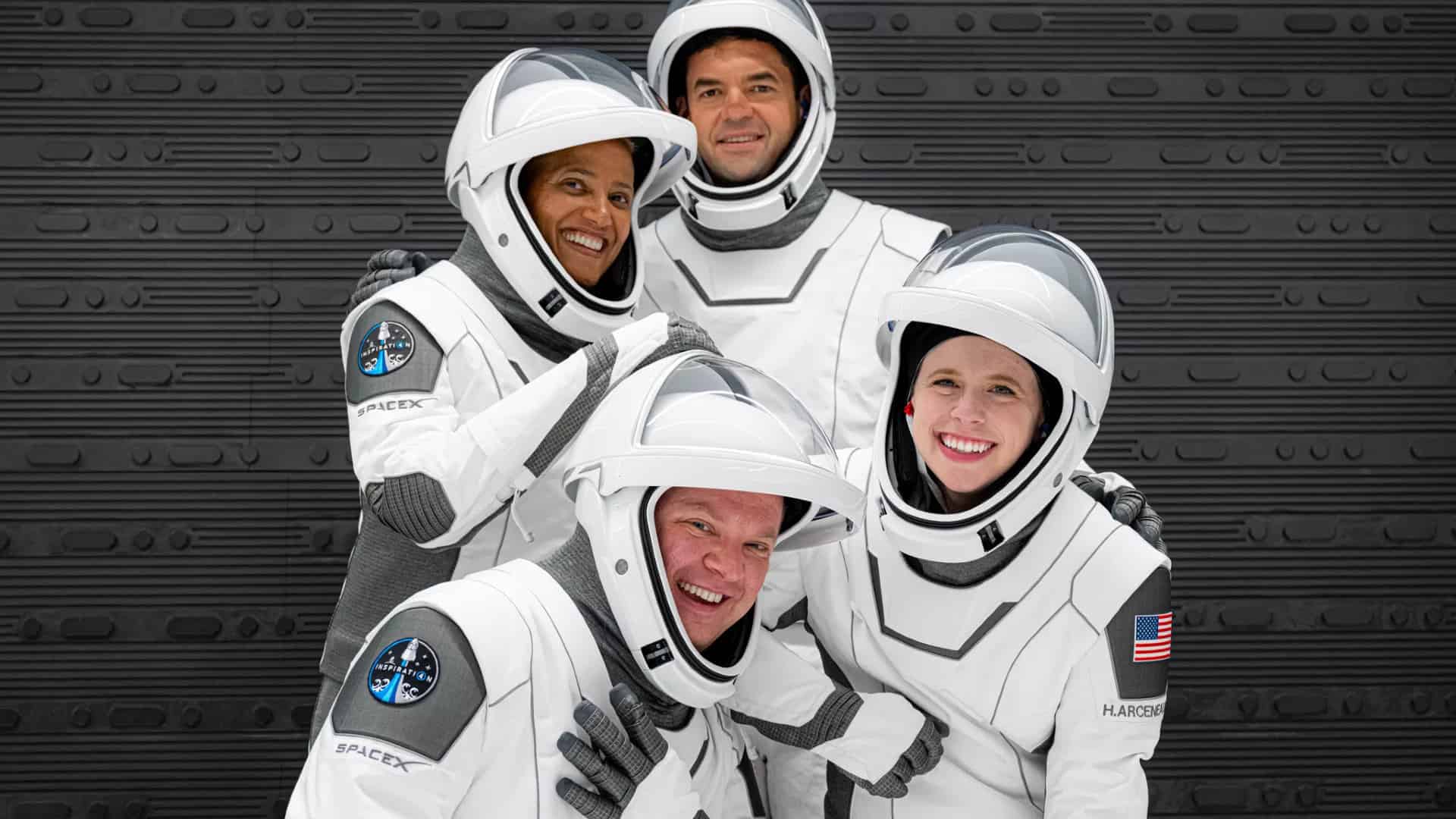 Imagem dos quatro tripulantes da missão Insiration4. da SpaceX, já em seus trajes espaciais