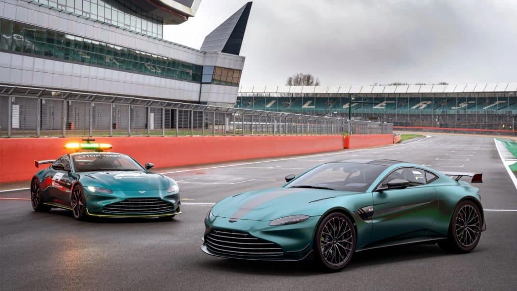 dois carros da Aston Martin