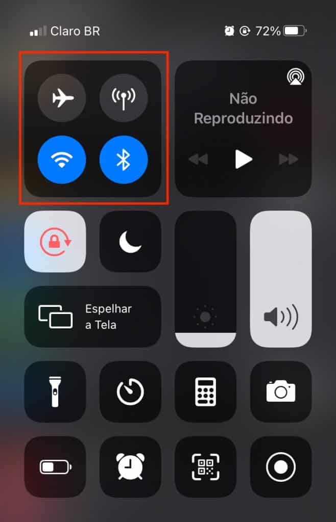 Printscreen da tela de um iPhone que mostra os atalhos para habilitar o recurso AirDrop