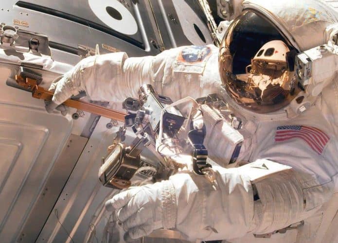 Imagem mostra um astronauta do lado de fora da ISS