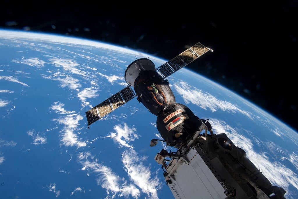 Atracada na ISS, a nave espacial Soyuz MS-18 será reposicionada para outro módulo na estação