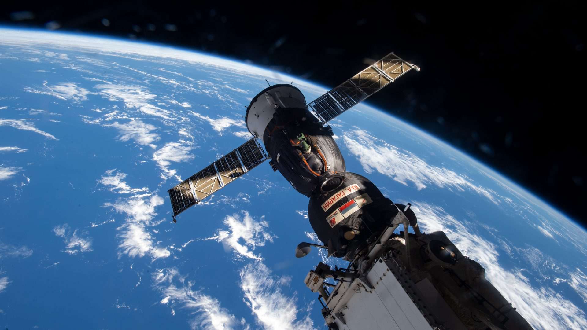 Atracada na ISS, a nave espacial Soyuz MS-18 será reposicionada para outro módulo na estação