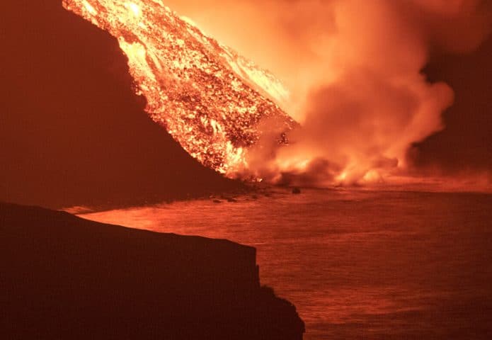lava-vulcao-cumbre-vieja-mar-695x480