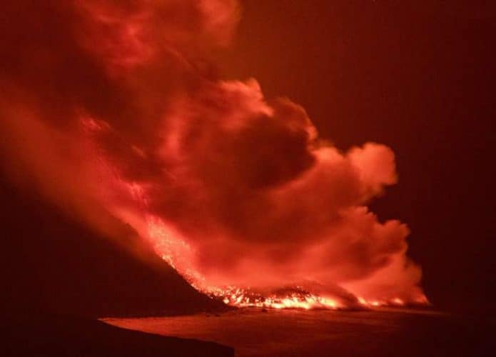 lava-vulcao-cumbre-vieja-oceano-695x500