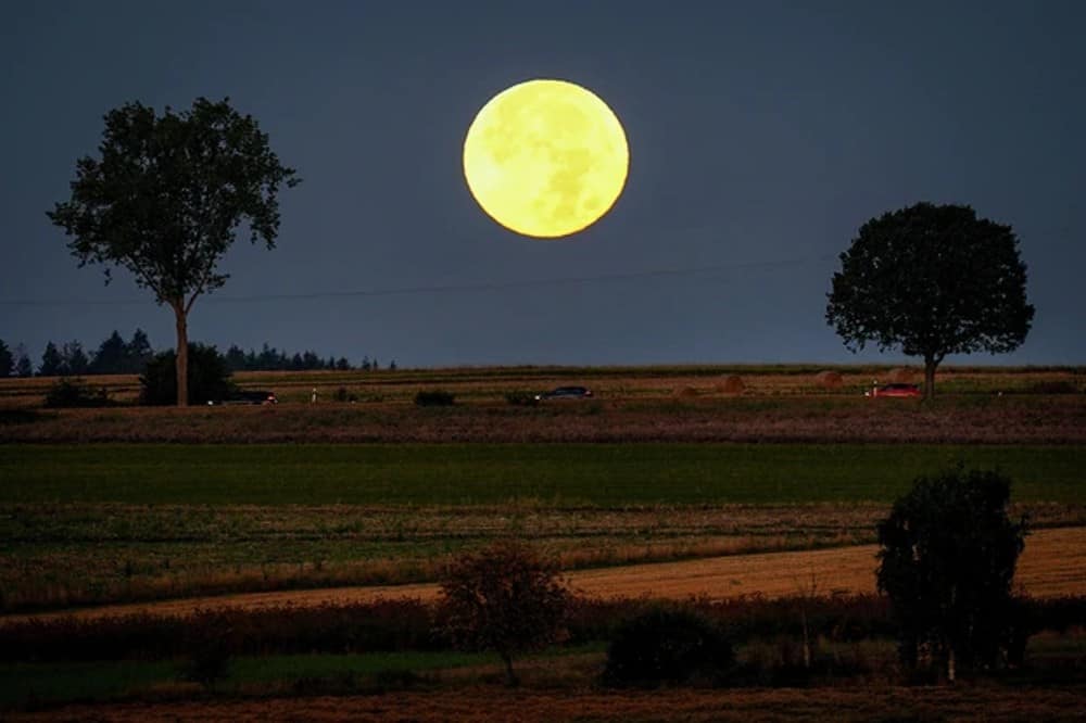 Imagem da Lua da Colheita em uma região de planície