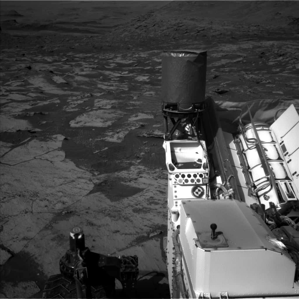 Imagem feita pela câmera lateral do rover Curiosity, que supostamente encontrou uma região de lago em Marte