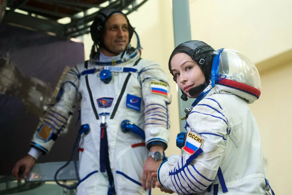 Foto mostra a atriz Yulia Peresild e o diretor Klim Shipenko. Ambos atuam no cinema da Rússia e querem fazer o primeiro filme gravado no espaço