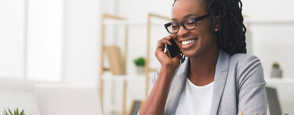 mulher negra trabalhando com tecnologia