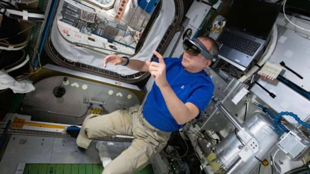 Imagem mostra o astronauta Soichi Noguchi usando a realidade aumentada para consertar equipamentos na ISS