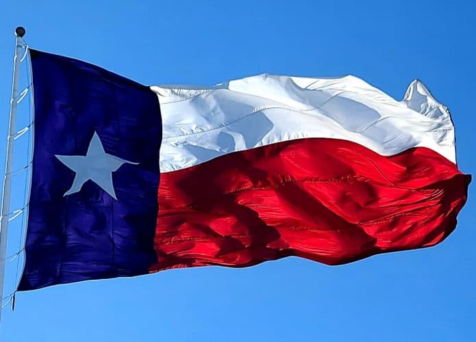 Bandeira do Texas tremulando no céu azul