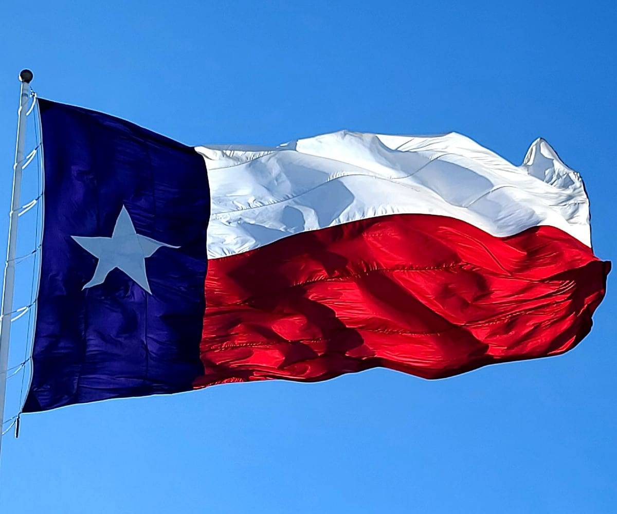 Bandeira do Texas tremulando no céu azul