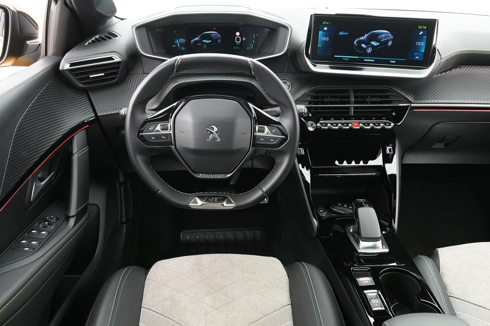 Espaço interno do Peugeot e-208 GT