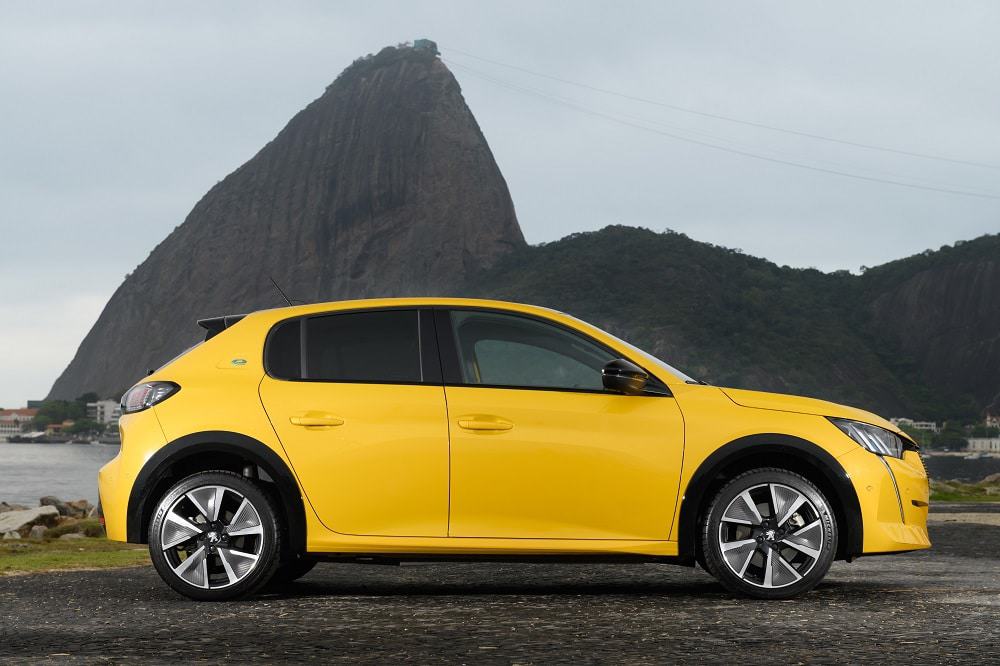 Visão lateral do Peugeot e-208 GT